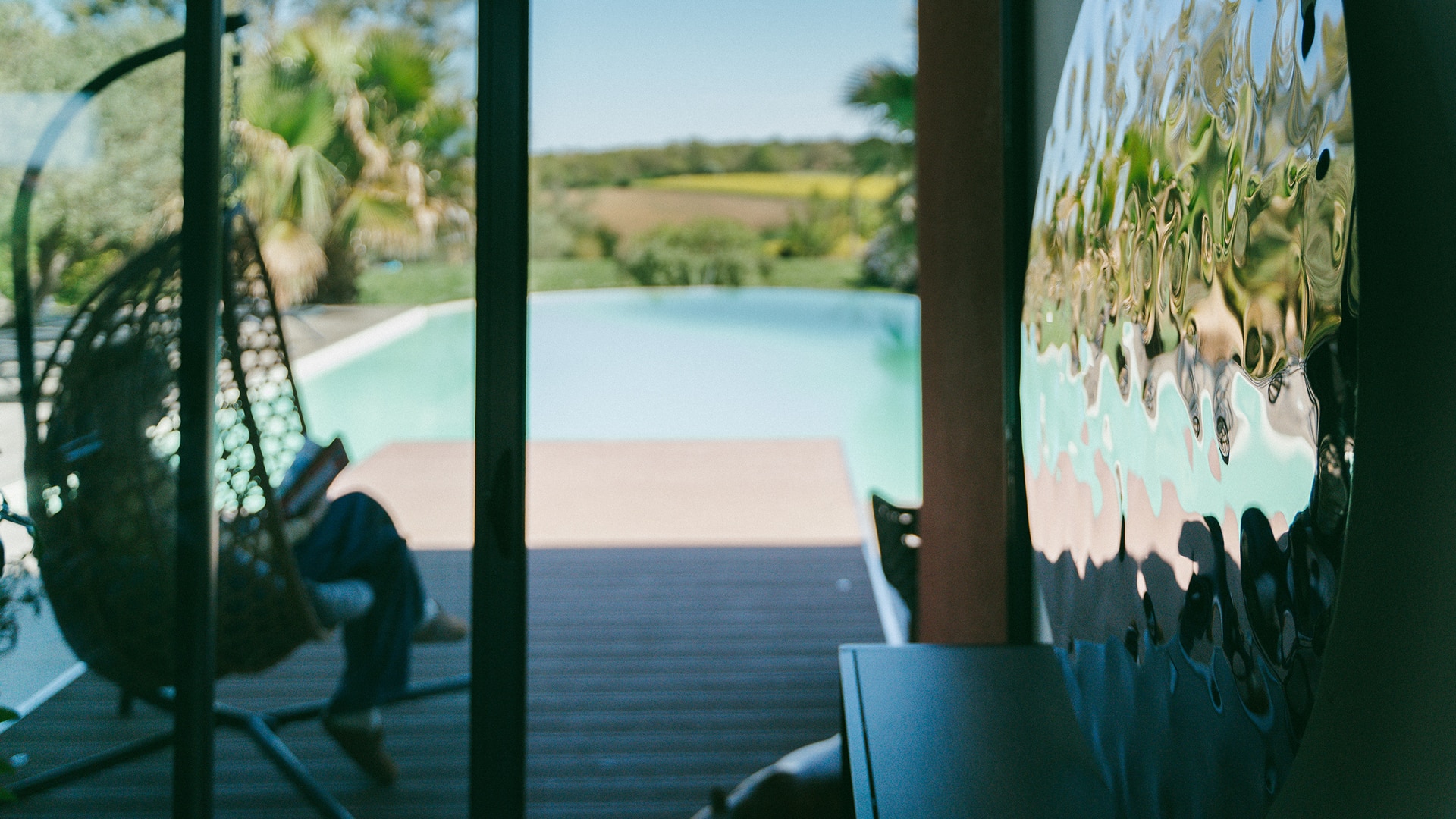 le miroir mirage au bord d'une piscine